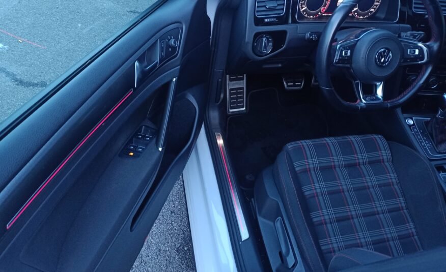 VOLKSWAGEN Golf VII 2.0 TSI GTI