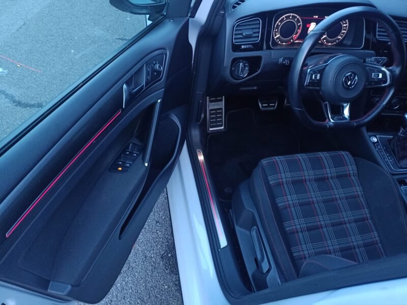 VOLKSWAGEN Golf VII 2.0 TSI GTI
